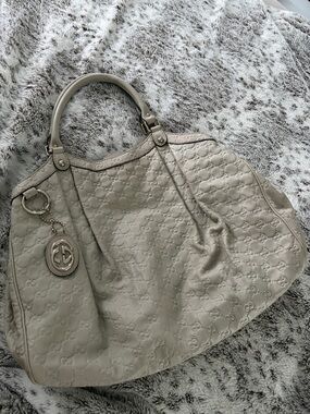 Gucci Authentic Beige Embossed Logo Leather Sukey Tote Purse Top-Handle Handbag